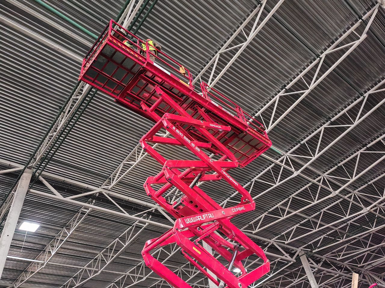 Спецтехника ARLIFT на строительном объекте