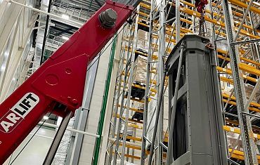 Подъем штабелера на высоту с помощью мини-крана Арлифт