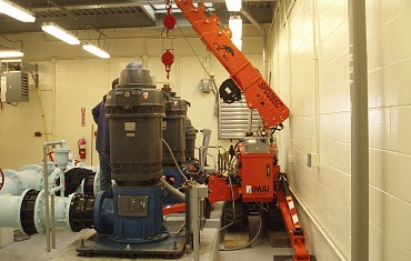 Работа мини-крана на заводе