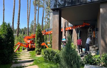 Остекление под козырек с помощью мини-крана Арлифт