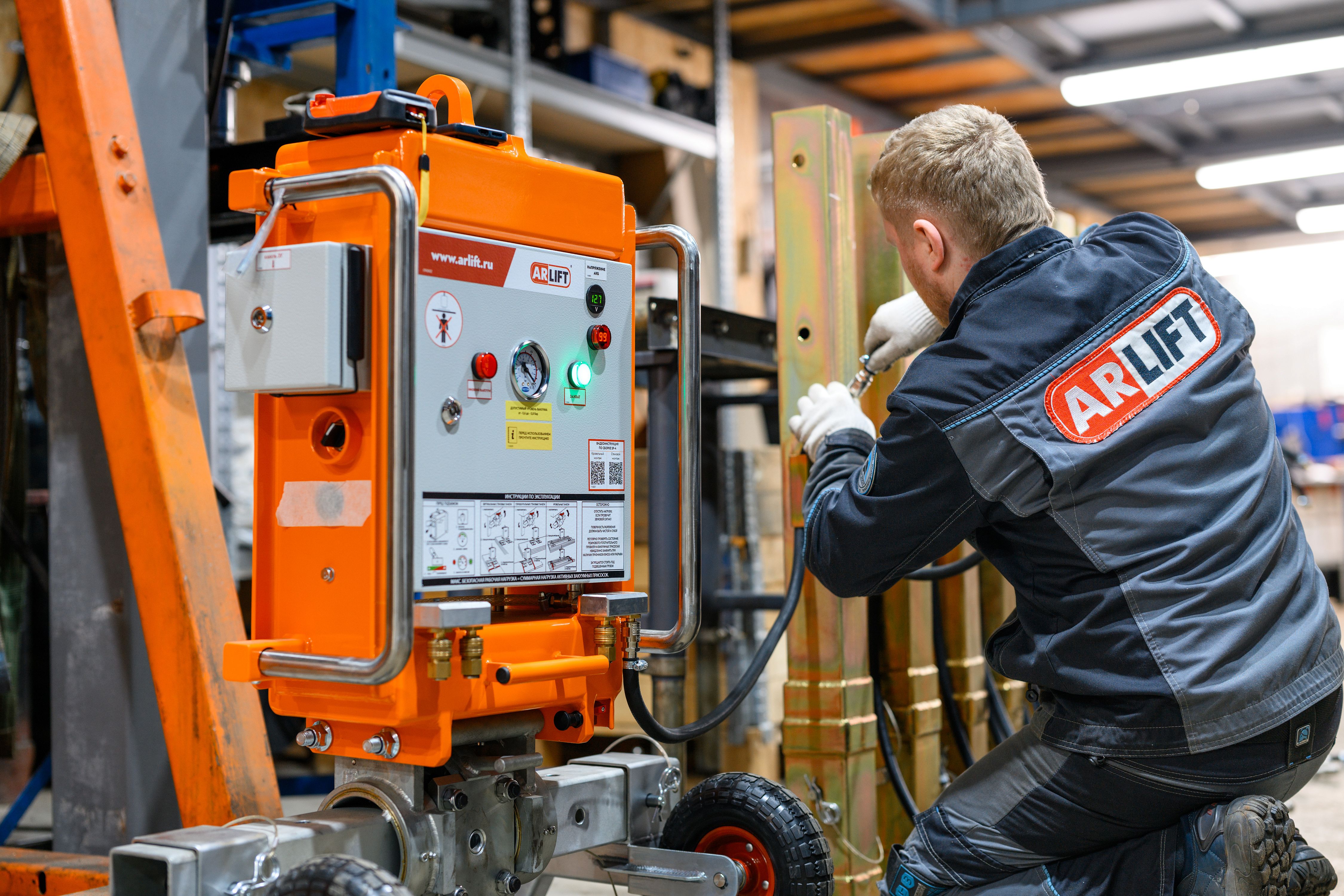 Спецтехника ARLIFT на строительном объекте
