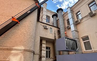 Подъем вентиляционной установки на кровлю мини-краном Арлифт